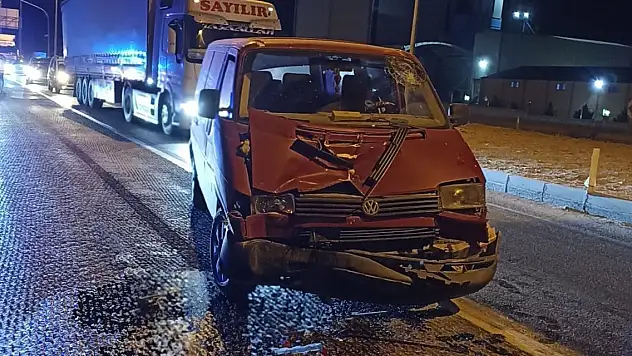 Konya'da kamyonet tıra çarptı: 1 sürücü yaralandı