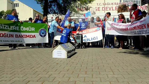 Memurlar iş bırakıp tabutlu eylem yaptı