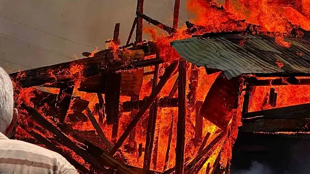 5 samanlık kül oldu