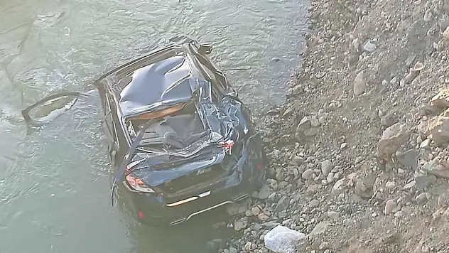 Otomobil Peri Çayı'na düştü, anne ve kızı yaralandı