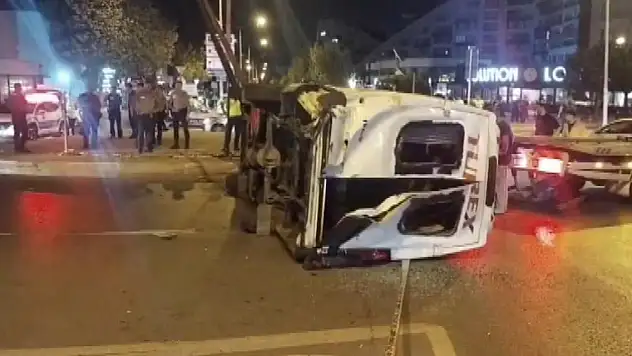 Otomobil ile minibüs çarpıştı: 10 yaralı