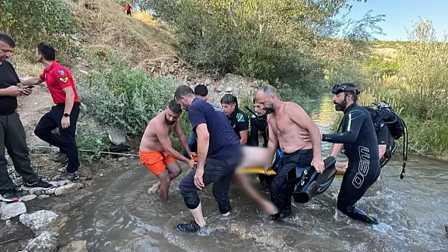 22 yaşındaki genç serinlemek için girdiği çayda boğuldu