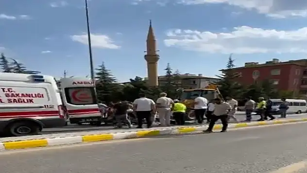 Dur ihtarından kaçan motosikletli iş makinesine çarptı: 1 ölü