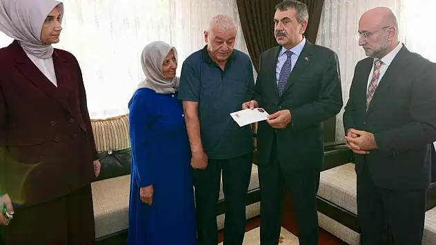 Bakan Tekin, Cumhurbaşkanı Erdoğan'ın 'Terörsüz Türkiye' mektubunu şehit ailesine ulaştırdı