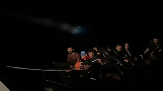 Lastik bot içinde 15'i çocuk olmak üzere 41 kaçak göçmen yakalandı