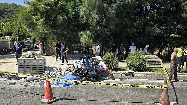 Motosikletiyle yol yapım çalışması levhasına çarpan motosikletli öldü