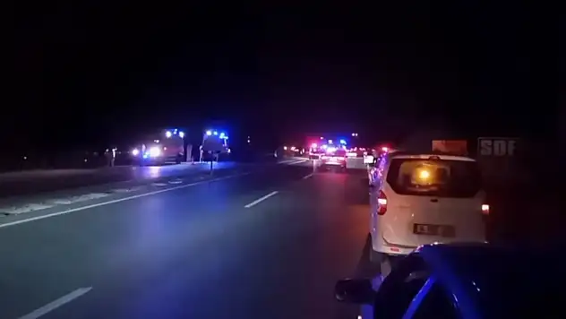 Otomobil çekiciye çarptı: 1 ölü, 4 yaralı