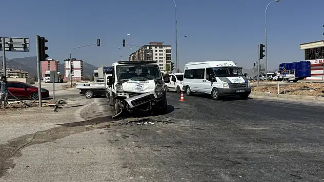 Düğüne gidenleri taşıyan otomobil ile çekici çarpıştı 3 ölü, 2 yaralı