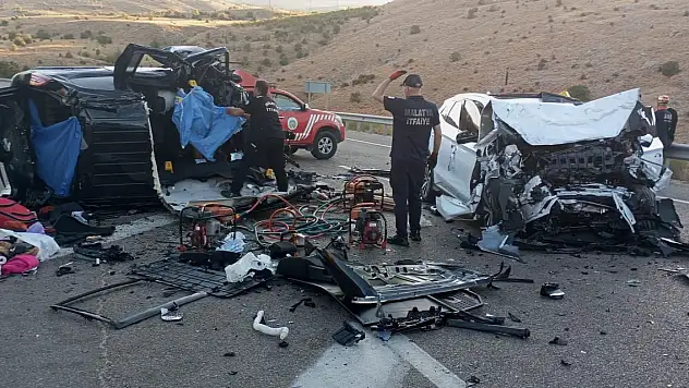 Son Dakika! Hafif ticari araç ile otomobil çarpıştı: 4 ölü, 2 yaralı