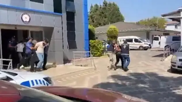 Ceza yazan polise saldırdılar