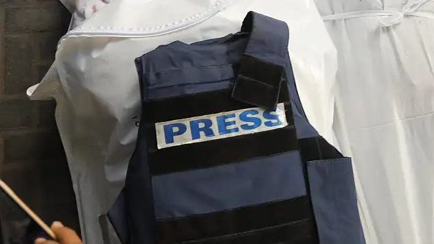 Katil İsrail Gazze'de bir gazeteciyi daha öldürdü