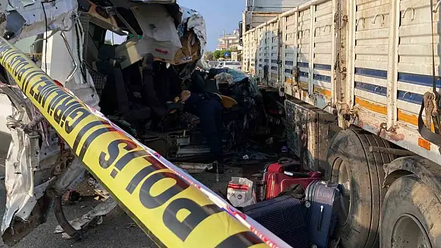 Öğrencileri tatile getiren minibüs kaza yaptı: 2 ölü, 10 yaralı