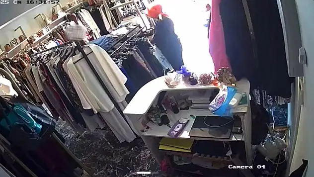 5 bin liralık gömleği çaldı