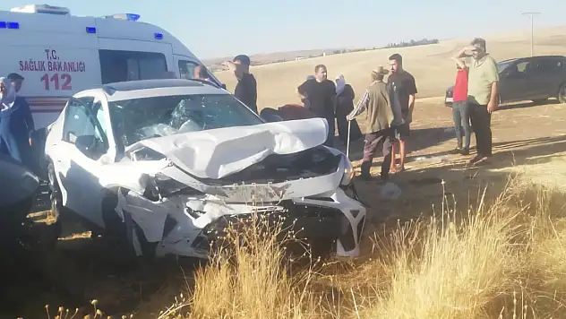 İki otomobil kafa kafaya çarpıştı: 6 yaralı