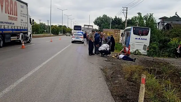 Yolcu otobüsü kamyonete branda çekenlere çarptı 1 ölü, 1 ağır yaralı