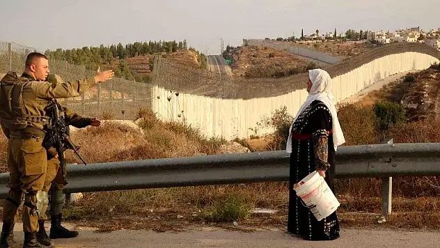 Soykırımcı İsrail, Şam'da sivillere ateş açtı