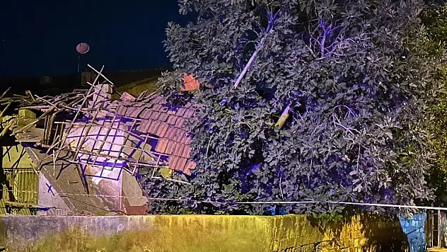 Evin çatısı çöktü anne ve kızı son anda kurtuldu