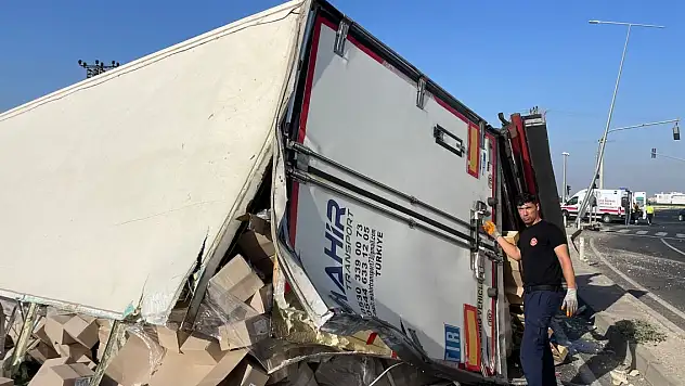 Özel halk otobüsü ile TIR çarpıştı: 1 ölü, 9 yaralı
