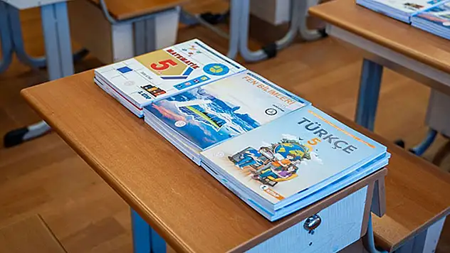 Her biri ücretsiz... 184 milyon ders kitabı sıralarda yerini aldı