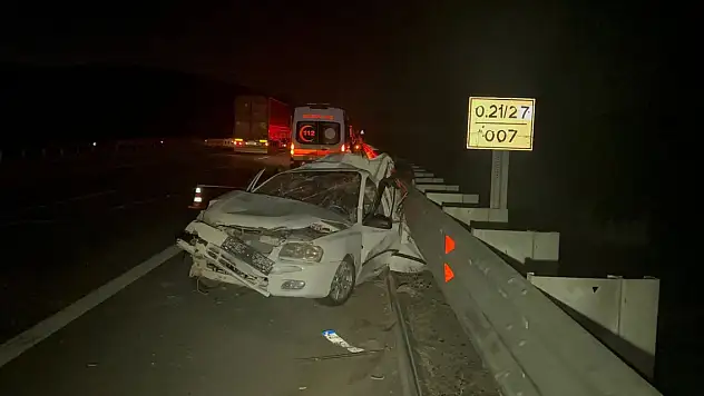 TIR, emniyet şeridinde bekleyen otomobile çarptı: 3 ölü, 1 yaralı