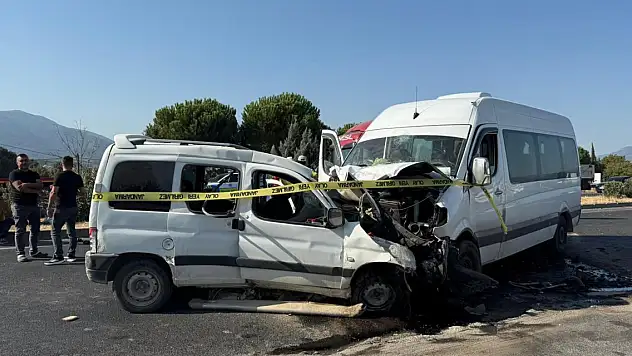 İşçi servis minibüsü ile hafif ticari araç kafa kafaya çarpıştı: 1 ölü, 13 yaralı