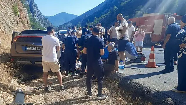 Otomobil çekici ile çarpıştı: 5 yaralı