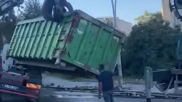 Demir yüklü kamyon devrildi