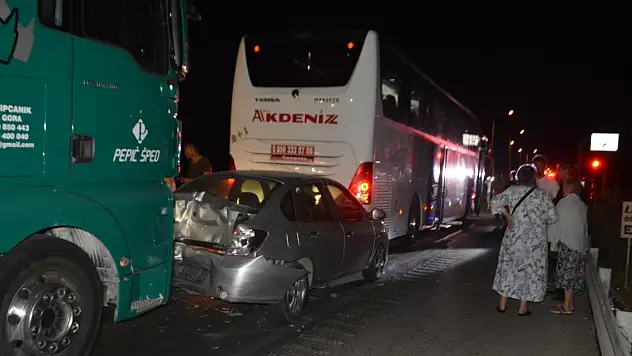 Kırmızı ışıkta zincirleme kaza: 1 ölü, 3 yaralı