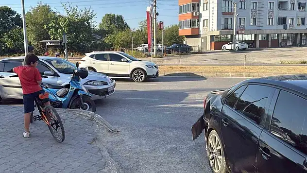 Yayaya yol vermek istedi, 3 araç birbirine girdi