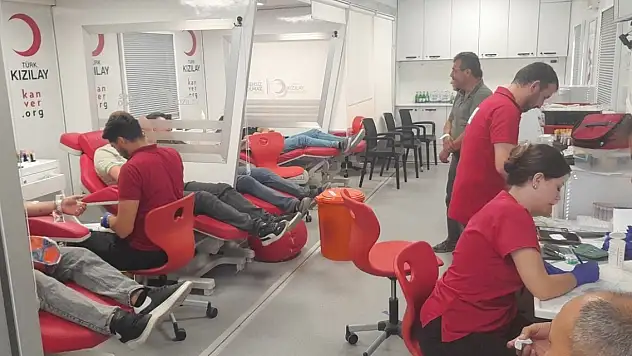Konya Kızılay'ın kan bağışı etkinliğine yoğun ilgi