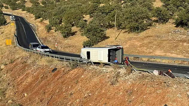 Kadınları taşıyan minibüs devrildi: 1 ölü, 15 yaralı
