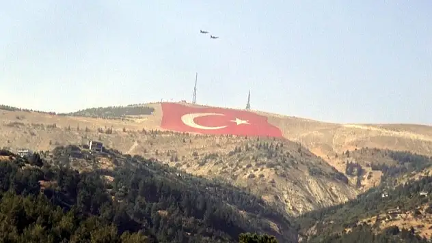 Türkiye'nin en büyük bayrağını ilk selamlayan 'Savaşan Şahinler' oldu