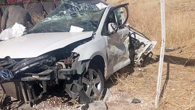 Belediye otobüsü ile otomobil çarpıştı: 1 ölü