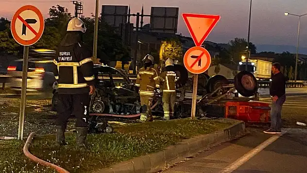 Traktöre çarpıp yanan otomobildeki anne-kız yaralandı