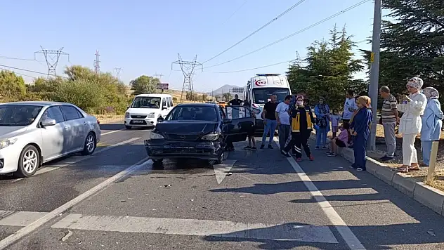 Konya'da iki otomobil çarpıştı, 4 kişi yaralandı