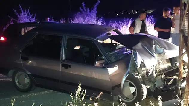 Konya'da otomobil elektrik direğine çarptı! Yaralılar var