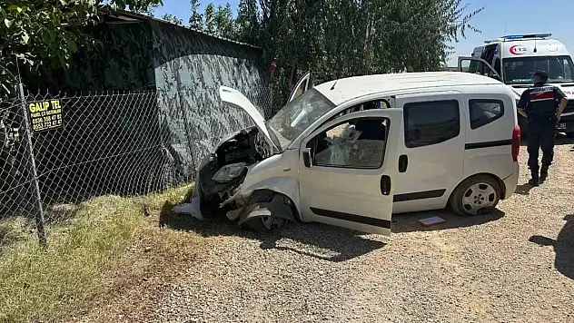 Konya'da lastiği patlayan araç bariyerlere çarptı: 2 yaralı