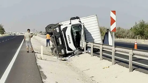 Aksaray-Konya kara yolun bariyerlere çarpan kamyonet yan yattı