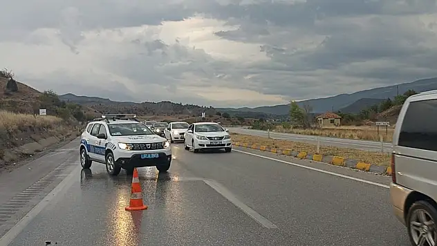 Hafif ticari araç refüje çarptı 1 ölü, 4 yaralı