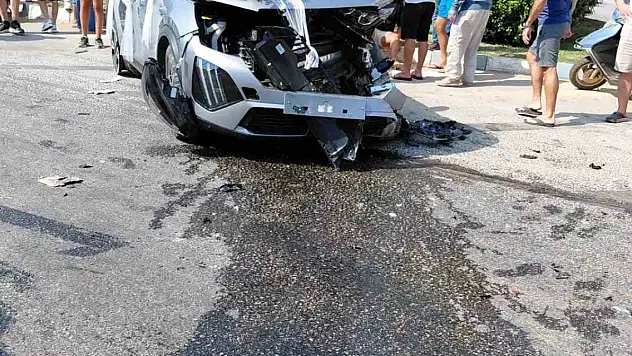 Kırmızı ışık ihlali yapan araç, gelin arabasıyla çarpıştı