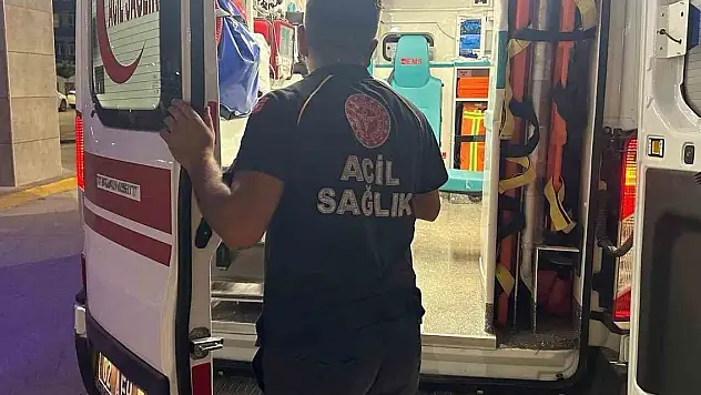 Kendini bıçakladı