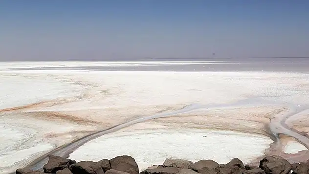 Kuraklıkla boğuşan İran'daki Urumiye Gölü tamamen kurudu