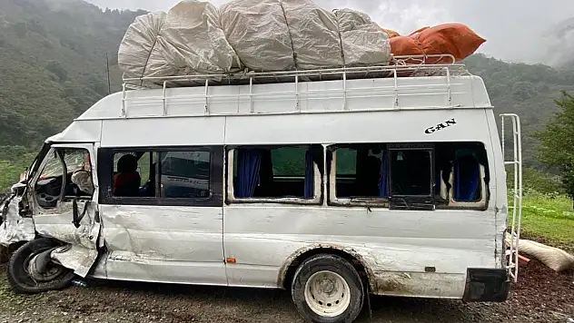 2 minibüs çarpıştı 10 tarım işçisi yaralandı