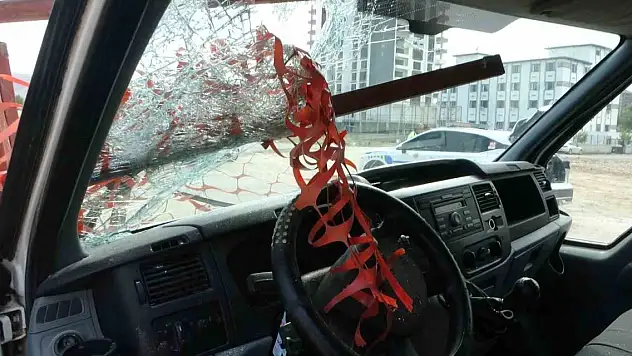 Demir korkuluk kafasına saplandı