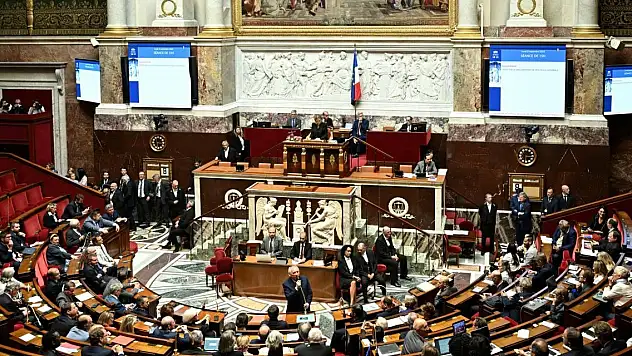 Fransa'da hükümet düştü