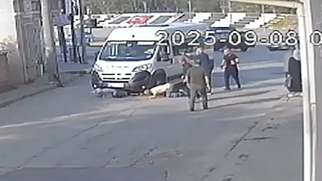 Okul yolunda feci kaza: Anne ve oğlu işçi servisinin altında kaldı