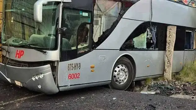 Tren yolcu otobüsüne çarptı:  8 ölü, 45 yaralı