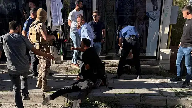 Silahlı kavgada 2 kişi öldü, 3 kişi yaralandı