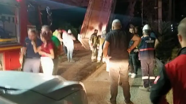 Damperi açılan kamyon kömür bandına, arkadan gelen araç da kamyona çarptı: 5 yaralı