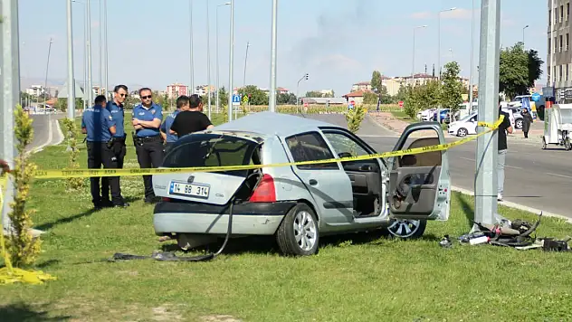 İki otomobil çarpıştı: 2 ölü, 3 yaralı